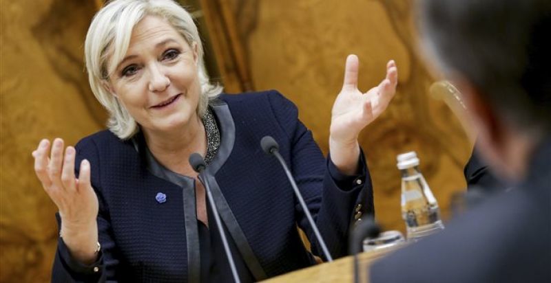 Λε Πεν:Δεν θα προκληθεί χάος αν φύγουμε από το ευρώ