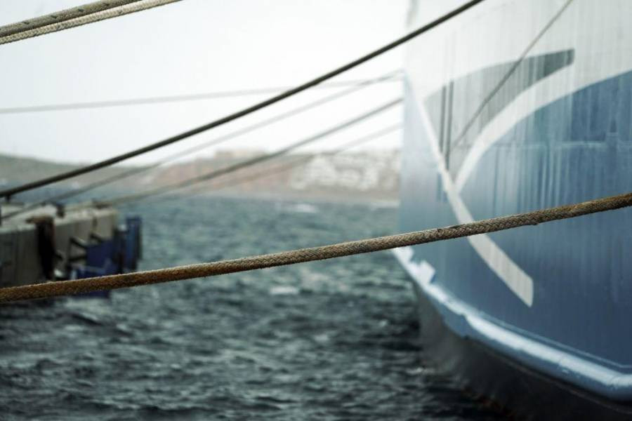 Κακοκαιρία «δένει» τα πλοία στο λιμάνι του Πειραιά - Ποια δρομολόγια ακυρώνονται
