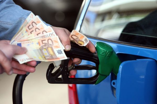 Η κατρακύλα του μαύρου χρυσού δεν αποτυπώνεται στα καύσιμα