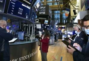 Προσπάθεια ανάκαμψης στη Wall Street με «αιμοδότη» την αγορά εργασίας
