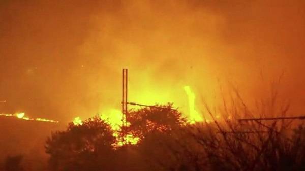 Η φωτιά πέρασε την Εθνική Οδό στον Άγιο Στέφανο