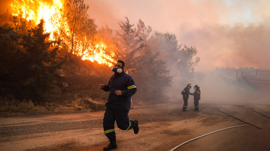 Σε εξέλιξη φωτιά κοντά στην Μονή Πεντέλης - Επιχειρούν και εναέρια μέσα