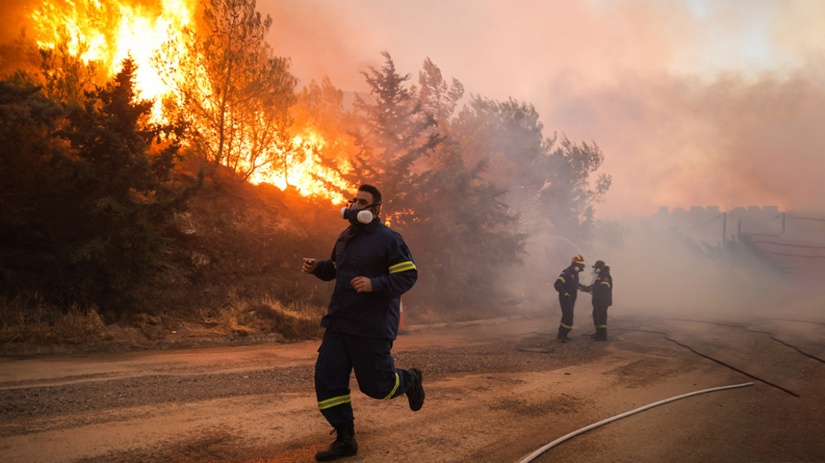 Σε εξέλιξη φωτιά κοντά στην Μονή Πεντέλης - Επιχειρούν και εναέρια μέσα