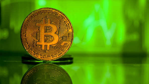 Ανοδικές τάσεις για Bitcoin και altcoins μετά τις δηλώσεις Πάουελ