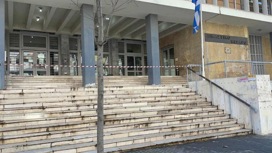 Δικαστήρια Θεσσαλονίκης: Τι ερευνά η Αντιτρομοκρατική για τον παγιδευμένο φάκελο