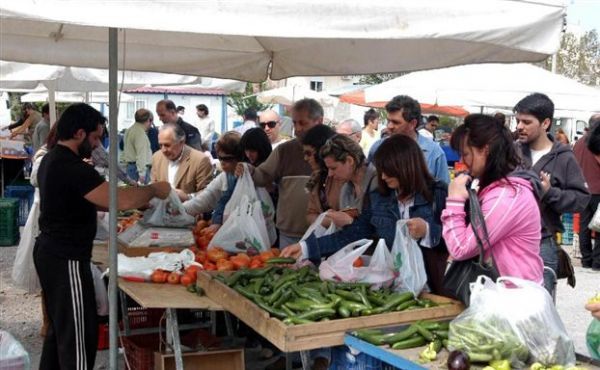 Ξεκίνησε η συζήτηση στη Βουλή για την πώληση τυροκομικών προϊόντων σε λαϊκή αγορά
