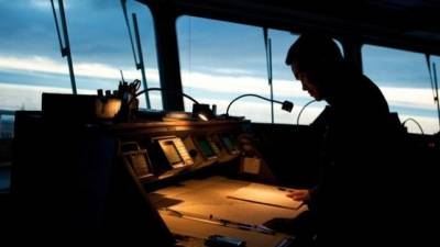 Εγκλωβισμένοι ναυτικοί: Εντείνονται οι πιέσεις για επίλυση της ανθρωπιστικής κρίσης