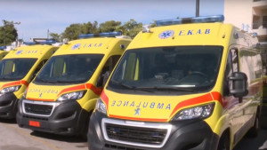 Το υπουργείο Οικονομικών παρέδωσε 10 νέα ασθενοφόρα στο ΕΚΑΒ