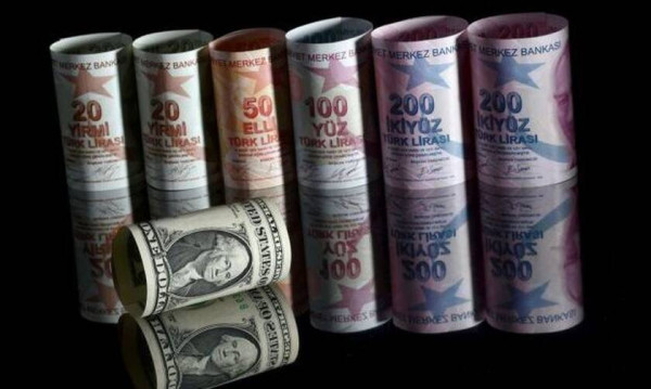 Σε ιστορικό χαμηλό έναντι του δολαρίου διολίσθησε η τουρκική λίρα