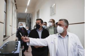 Σύγκρουση Τσίπρα- Πλεύρη, με φόντο τις ΜΕΘ