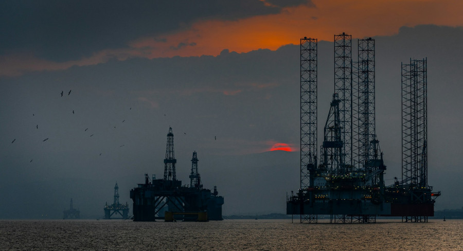 Πού τελειώνει το ράλι του Brent – Δύο σενάρια με φόντο τη Μέση Ανατολή