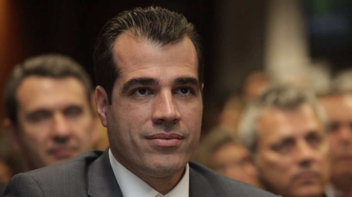 Ομόφυλα ζευγάρια: Απέχει ο Πλεύρης, καταψηφίζει ο Χρυσομάλλης