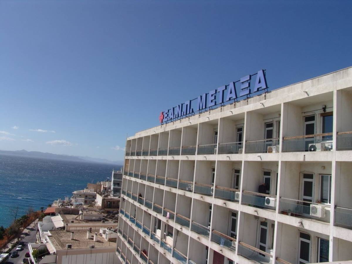 Πυκνοί καπνοί από βραχυκύκλωμα σε πάρκινγκ δίπλα στο Νοσοκομείο «Μεταξά»