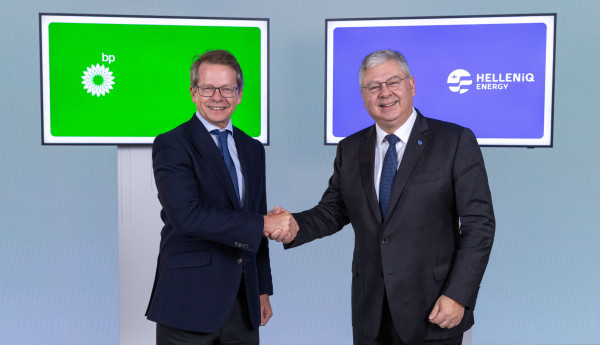 HELLENiQ ENERGY και BP ανανεώνουν τη συνεργασία τους με ορίζοντα δεκαετίας