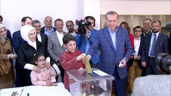 Τουρκία: Δεν αποκλείεται δεύτερο δημοψήφισμα, αν βγει το &quot;όχι&quot;