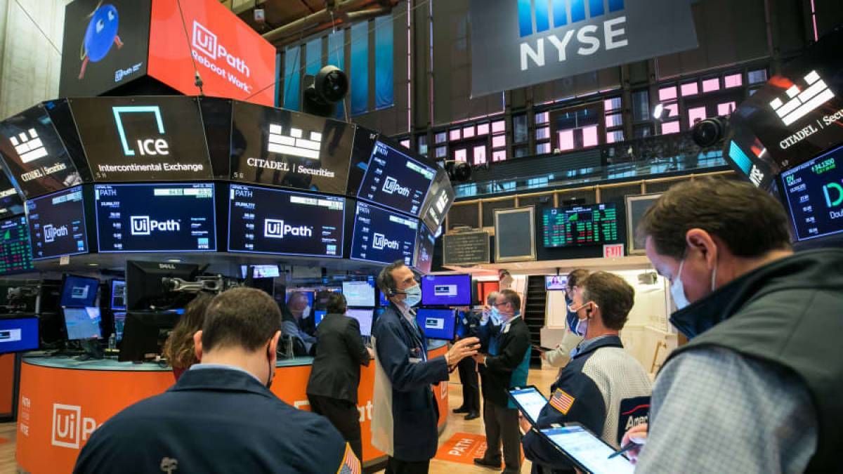 Wall Street: «Καταιγισμός» από μάκρο και προβλέψεις ανησυχεί τους επενδυτές