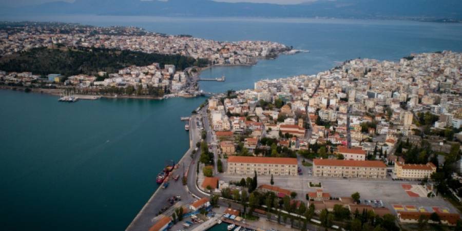 Κορονοϊός: Τροποποιήθηκε η σύσταση στους οικισμούς της Θήβας και της Χαλκίδας