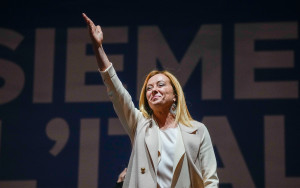 Μελόνι: Ανέβαλε την ψήφο της λόγω...συνωστισμού στο εκλογικό της κέντρο