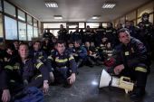 Διαμαρτυρία πυροσβεστών έξω από τη Βουλή