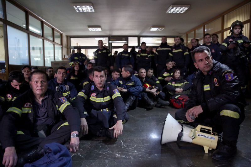 Διαμαρτυρία πυροσβεστών έξω από τη Βουλή