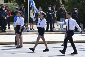 Ολοκληρώθηκε η μαθητική παρέλαση στην Αθήνα- Άνοιξαν οι δρόμοι