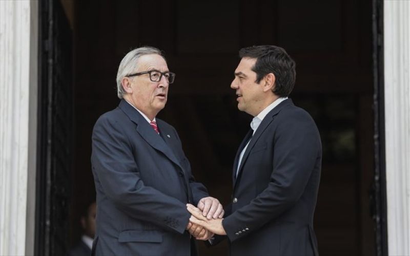 Γιούνκερ-Τσίπρας: «Σεβασμός στην αξιοπρέπεια των Ελλήνων-Να μη συντριβεί η εργασία»