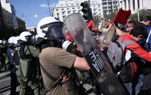 ΕΔΕ για αστυνομικό που χτύπησε διαδηλώτρια με ασπίδα στα Προπύλαια