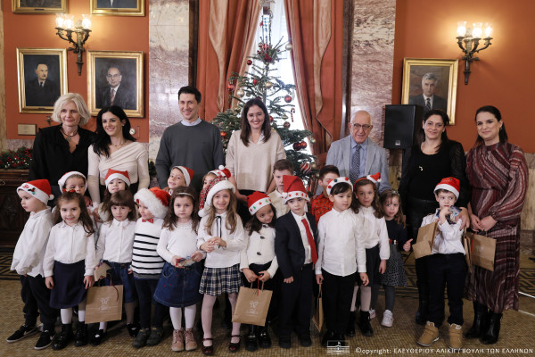 Πλημμύρισε με κάλαντα και παραδοσιακούς χορούς από όλη την Ελλάδα το Μέγαρο της Βουλής