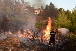 Φωτιά στην Πεντέλη - Συναγερμός στην Πυροσβεστική