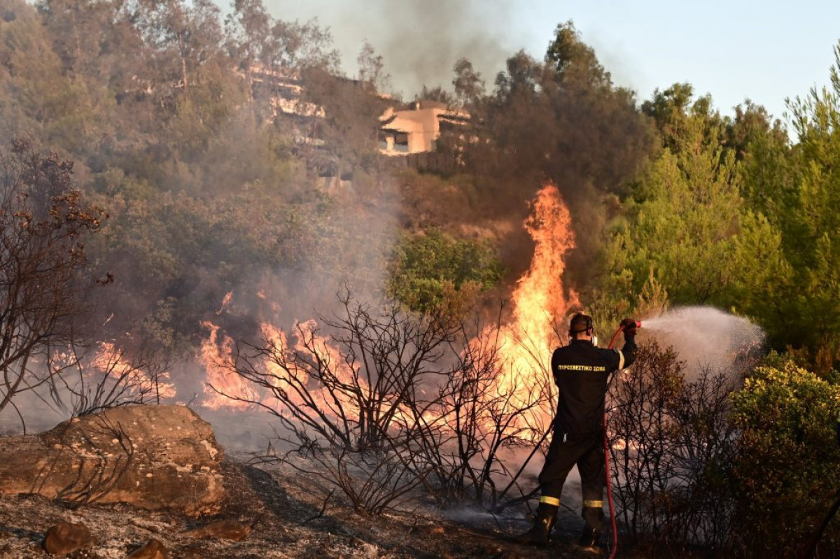 Φωτιά στην Πεντέλη - Συναγερμός στην Πυροσβεστική