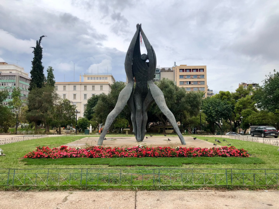 Δήμος Αθηναίων: 2.000 νέα φυτά και 1.100 τ.μ. γκαζόν στην πλατεία Κλαυθμώνος