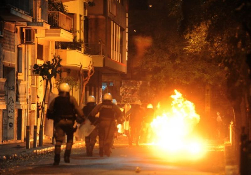 Εξάρχεια: Τρεις επιθέσεις τη νύχτα σε διμοιρίες των ΜΑΤ
