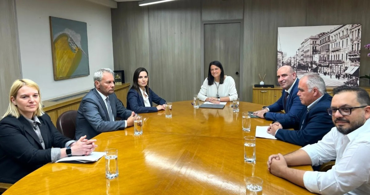 Κεραμέως-Κεφαλογιάννη με ΠΟΕΕΤ: Θετικές επιπτώσεις της ψηφιακής κάρτας στον επισιτισμό