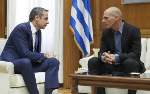 Διαγωνισμός... μαντινάδας ανάμεσα σε Μητσοτάκη και Βαρουφάκη