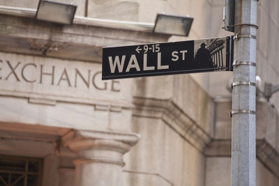 Παραμένει σε θετικό τέμπο η Wall Street
