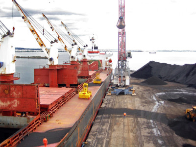 Εξαγωγές άνθρακα σε πιο μακρινούς προορισμούς αυξάνουν τα ναύλα