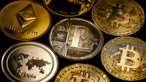 Κρατά τα $37.000 το Bitcoin, «εκτοξεύτηκε» το Solana