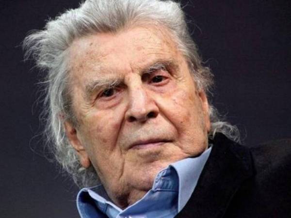 Στο χειρουργείο εκτάκτως ο Μίκης Θεοδωράκης