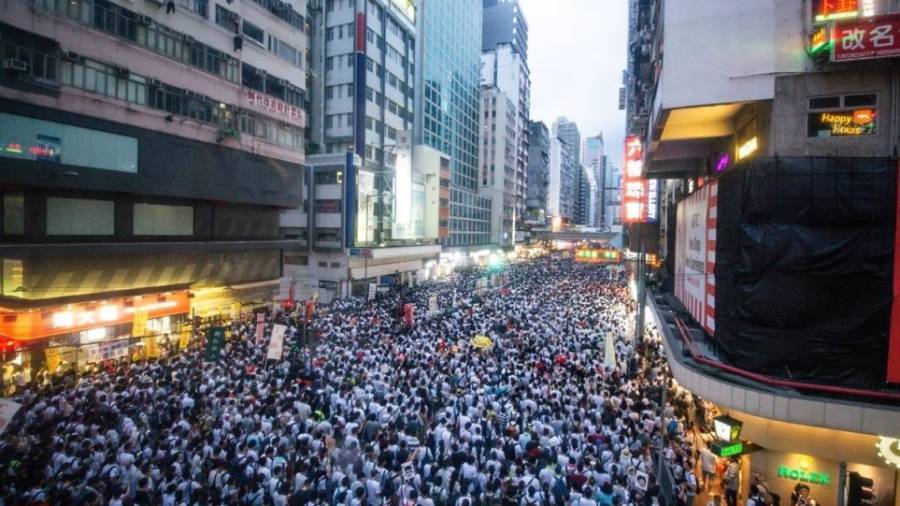 Συνεχίζονται οι ταραχές μεταξύ διαδηλωτών και αστυνομίας στο Χονγκ Κονγκ