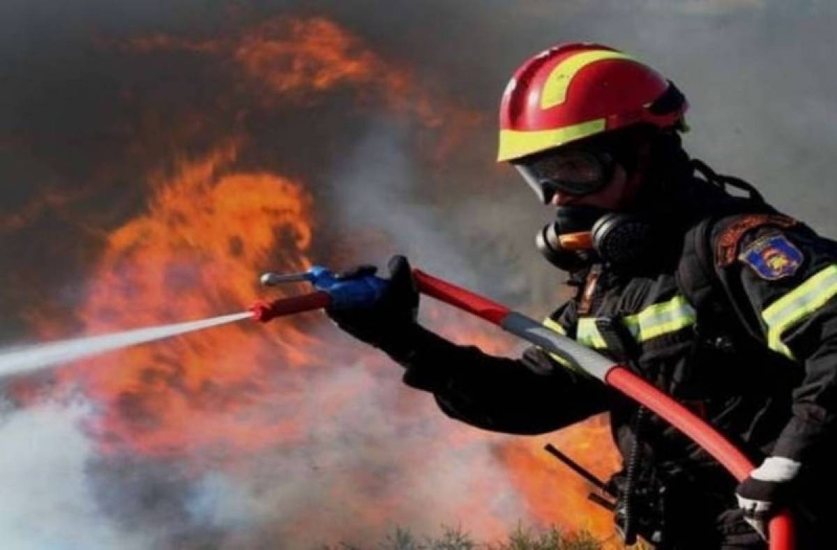 Φωτιά ξέσπασε σε βιομηχανική περιοχή του Ασπρόπυργου