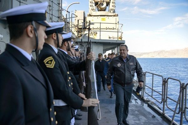 Ο Καμμένος με πολιτικά (!) σε άσκηση του ΠΝ- Θέλει κεφάλια για την προσάραξη της «Κανάρης»