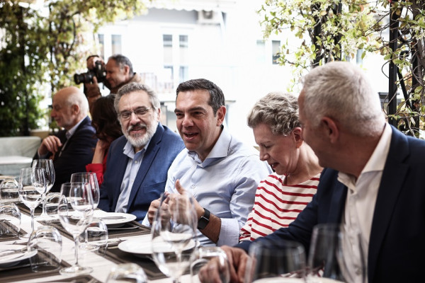 Γεύμα Τσίπρα με τους υποψήφιους του ΣΥΡΙΖΑ στο ψηφοδέλτιο Επικρατείας