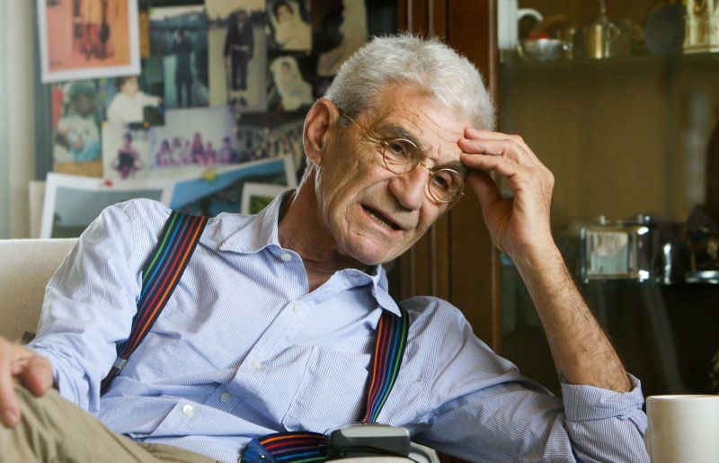 Δεν πήγε στη μαθητική παρέλαση ο Μπουτάρης