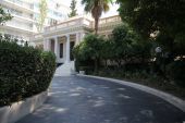 Διαπραγμάτευση για τα «γλυκαντικά» της υποχώρησης στις πιέσεις των θεσμών
