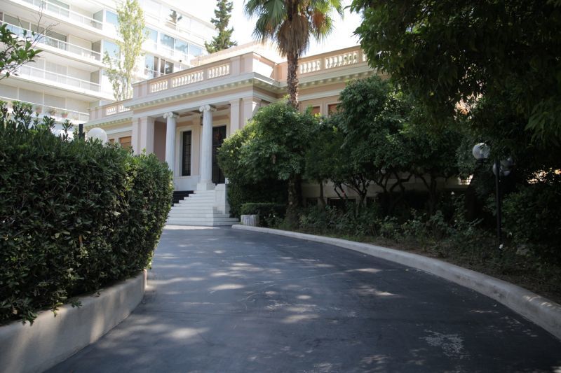 Διαπραγμάτευση για τα «γλυκαντικά» της υποχώρησης στις πιέσεις των θεσμών