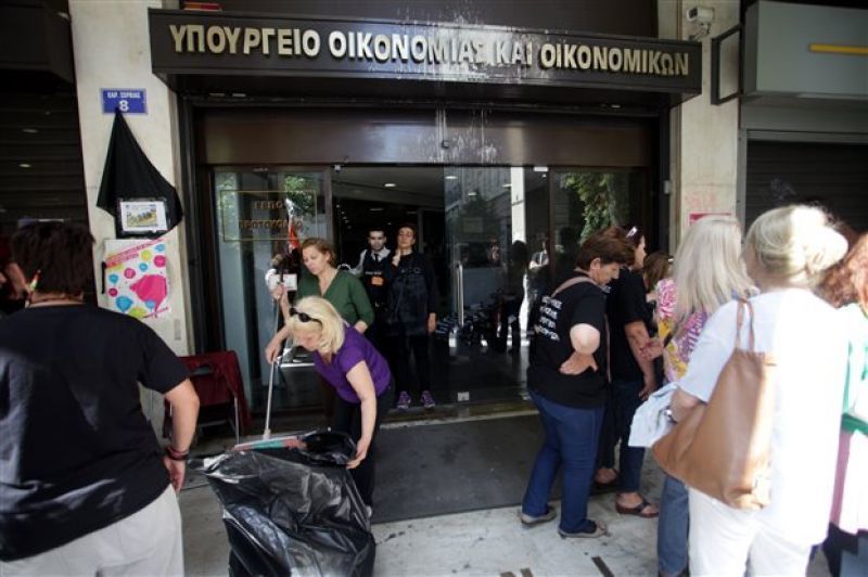 ΥΠΟΙΚ: Δεν υπάρχει υποχρέωση επαναπρόσληψης των καθαριστριών του υπουργείου τουλάχιστον μέχρι τις 10 Ιουνίου