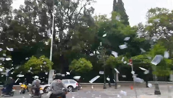 Ρουβίκωνας: Πέταξαν φέιγ βολάν έξω από το Μαξίμου λόγω Περάματος