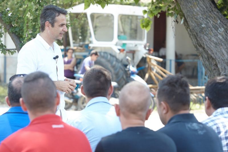 Συνάντηση Μητσοτάκη με αγρότες στη Θεσσαλία (video)