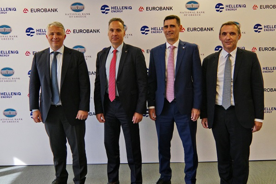 (από αριστερά προς δεξιά) Βασίλης Καραμούζης, Γενικός Διευθυντής Εταιρικής και Επενδυτικής Τραπεζικής, Εθνική Τράπεζα - Γιώργος Αλεξόπουλος, Deputy CEO, HELLENiQ ENERGY - Βασίλης Τσάιτας, Group CFO, HELLENiQ ENERGY - Κωνσταντίνος Βασιλείου, Αναπληρωτής Διευθύνων Σύμβουλος και Επικεφαλής Corporate &amp; Investment Banking, Eurobank