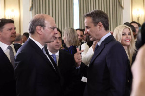 Πρώτα η οικονομία: Ο Μητσοτάκης πιάνει το... νήμα από το ΥΠΟΙΚ